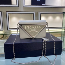 Prada  Большой треугольный клапан Модель 1BH189 Новый цвет Новый
