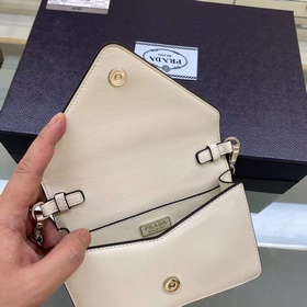 Prada  Большой треугольный клапан Модель 1BH189 Новый цвет Новый