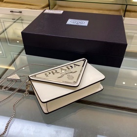 Prada  Большой треугольный клапан Модель 1BH189 Новый цвет Новый