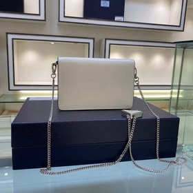 Prada  Большой треугольный клапан Модель 1BH189 Новый цвет Новый