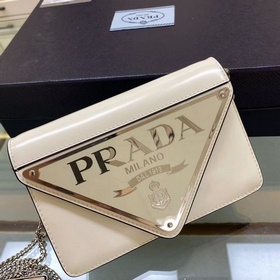 Prada  Большой треугольный клапан Модель 1BH189 Новый цвет Новый