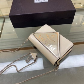 Prada  Большой треугольный клапан Модель 1BH189 Новый цвет Новый