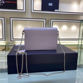 Prada Большой треугольный клапан Модель № 1BH189 Новый цвет Нов