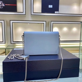 Prada Большой треугольный клапан Модель № 1BH189 Новый цвет Новы