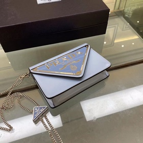 Prada Большой треугольный клапан Модель № 1BH189 Новый цвет Новы