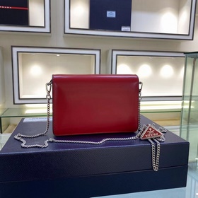 Prada Большой треугольный клапан Модель № 1BH189 Новый цвет Новы
