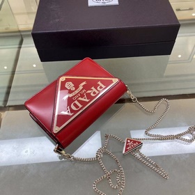 Prada Большой треугольный клапан Модель № 1BH189 Новый цвет Новы