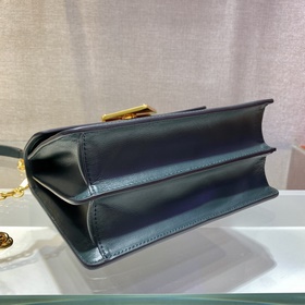 Prada маленькая сумка на цепочке Новая коллекция осень-зима Арти