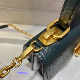 Prada маленькая сумка на цепочке Новая коллекция осень-зима Арти