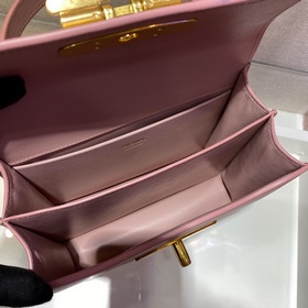 Prada маленькая сумка на цепочке Новая коллекция осень-зима Арти