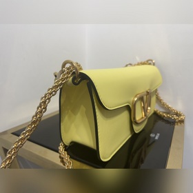 Valentino  Новая сумка Locò из телячьей кожи = Декоративные мета