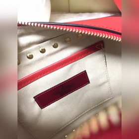 Классическая сумка для фотоаппарата от Valentino. Четкий крой, по