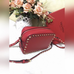 Классическая сумка для фотоаппарата от Valentino. Четкий крой, по