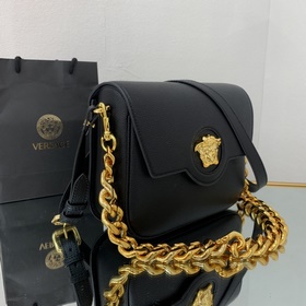 Versace Сумка-тофу Изготовлена в Италииз высококачественной кожи