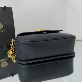 Versace Сумка-тофу Изготовлена в Италииз высококачественной кожи