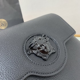 Versace Сумка-тофу Изготовлена в Италииз высококачественной кожи
