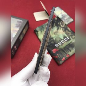 Обновленная версия оригинальной маленькой сумочки Gucci для мужчи