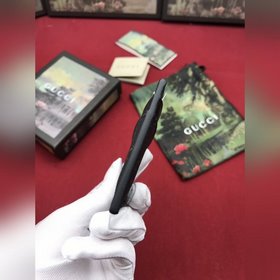 Карточный держатель изготовлен из экологически чистого материала 