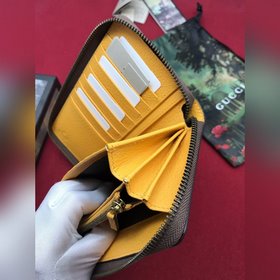 Длинная застежка с кожаной окантовкой и металлическим логотипом в