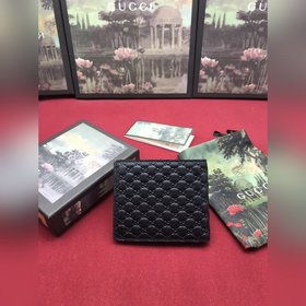 Изготовлен из кожи Gucci Signature с тиснением под горячуй пресс,