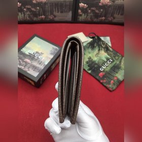 Изготовлен из высококачественного искусственного полотна GG Supre