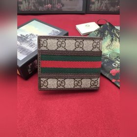 Изготовлен из высококачественного искусственного полотна GG Supre