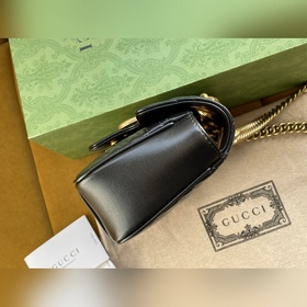 Итальянский номер модели： 446744 Рюкзак с цепочкой имеет мягкую 