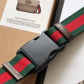 Gucci 493930 изготовлен из высококачественного итальянского ПВХ с