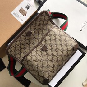 Gucci 493930 изготовлен из высококачественного итальянского ПВХ с
