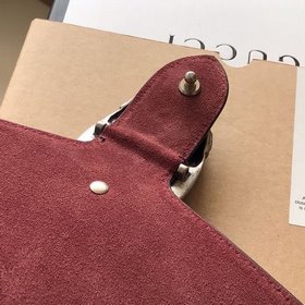 Сумка Gucci 400249 красного цвета с тисненым тигром и пряжкой вид