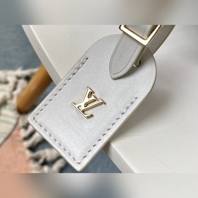 LV Модель M52294 Белая сумка BOITE CHAPEAU В коллекции осень-зима