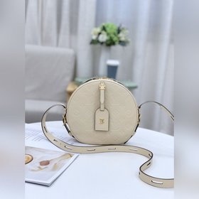 LV Модель M45276 Nicolas Ghesquiè переосмыслил классическую шляпн