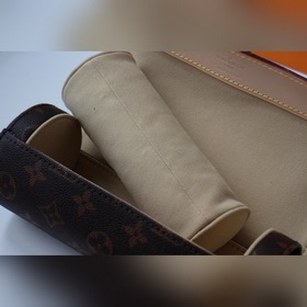 LV Ящик для хранения часов Артикул： M47530 Этот цилиндрический 