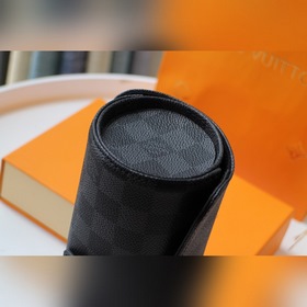 LV часовой футляр Артикул： M47530 Этот цилиндрический футляр дл