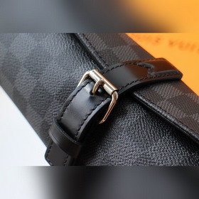LV часовой футляр Артикул： M47530 Этот цилиндрический футляр дл