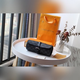 LV часовой футляр Артикул： M47530 Этот цилиндрический футляр дл