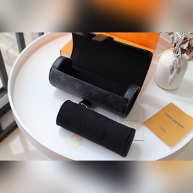 LV часовой футляр Артикул： M47530 Этот цилиндрический футляр для