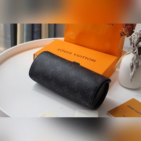 LV часовой футляр Артикул： M47530 Этот цилиндрический футляр для