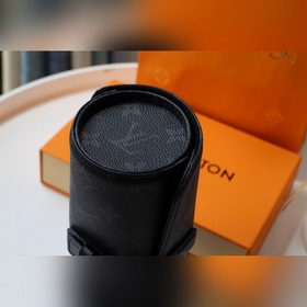 LV часовой футляр Артикул： M47530 Этот цилиндрический футляр для