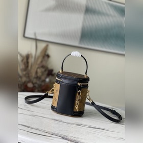 LV Косметичка в форме цилиндра Модель： M43986 Модель для подиума
