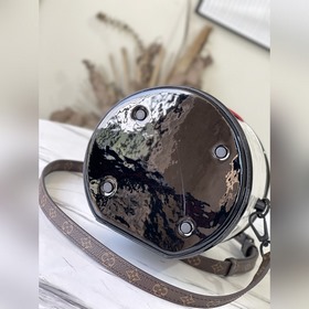 LV Артикул： M20487 Эта сумка изготовлена из лакированной кожи с