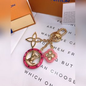 LV Модель M64525 Эта изящная сумка представляет собой новую интер