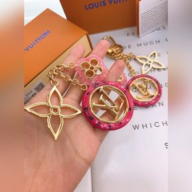LV Модель M64525 Эта изящная сумка представляет собой новую интер