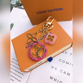 LV Модель M64525 Эта изящная сумка представляет собой новую интер
