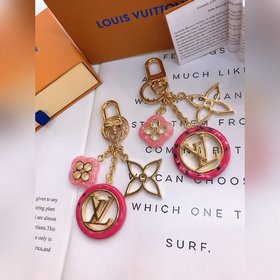 LV Модель M64525 Эта изящная сумка представляет собой новую интер