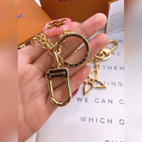 LV Модель M64525 Эта изящная сумка представляет собой новую интер