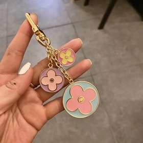 LV Эта сумка New Wave и брелок для ключей представляют собой нову