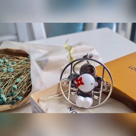 LV Сумка Подвеска Vivienne Swing подчеркивает молодость и энергич