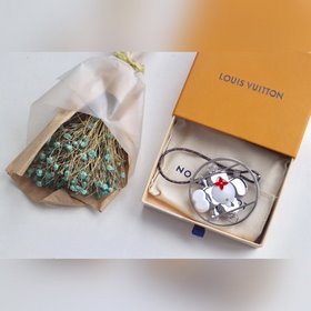 LV Сумка Подвеска Vivienne Swing подчеркивает молодость и энергич