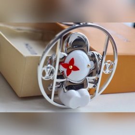 LV Сумка Подвеска Vivienne Swing подчеркивает молодость и энергич